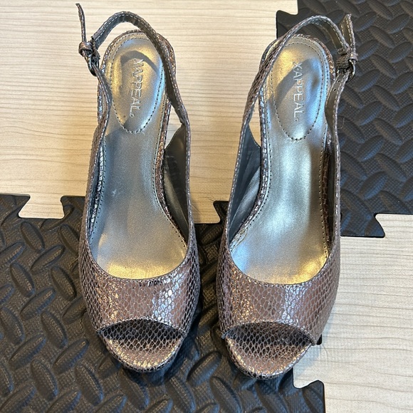 Xappeal womens kitten shoes open toe and ankle silver size 6.5 color pewter - Picture 3 of 8